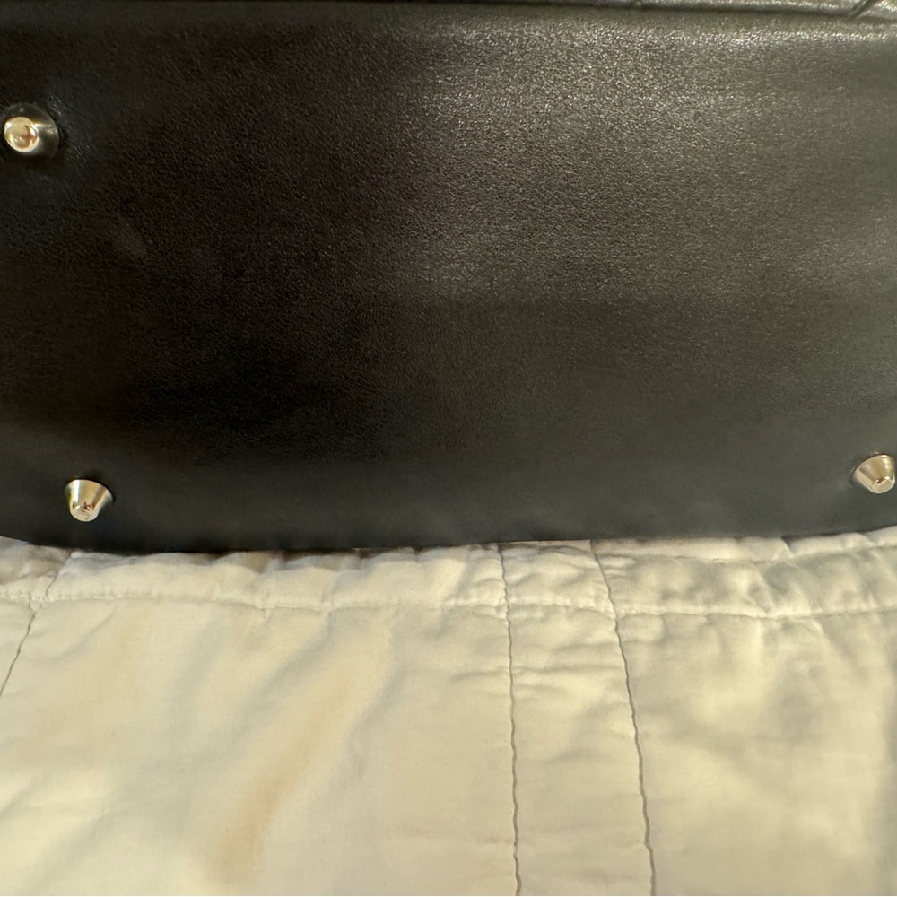 Authentic Chanel Vintage Quilted Logo Medium Tote in black leather - Picture 6 of 7
